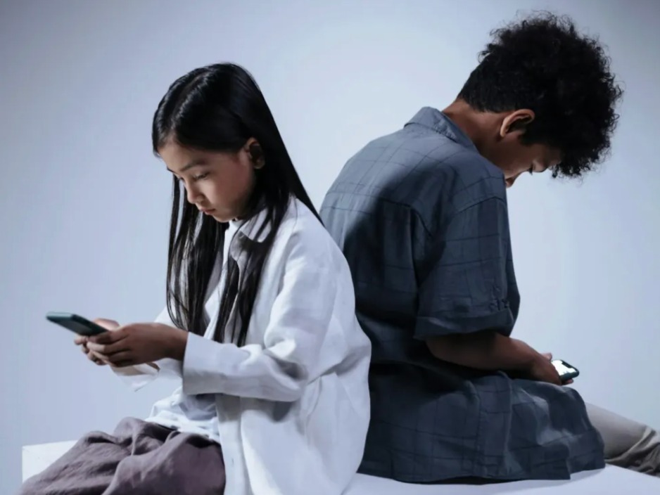 12歲就拿手機風險更高？美國萬人研究揭：憂鬱、肥胖、失眠全上升
