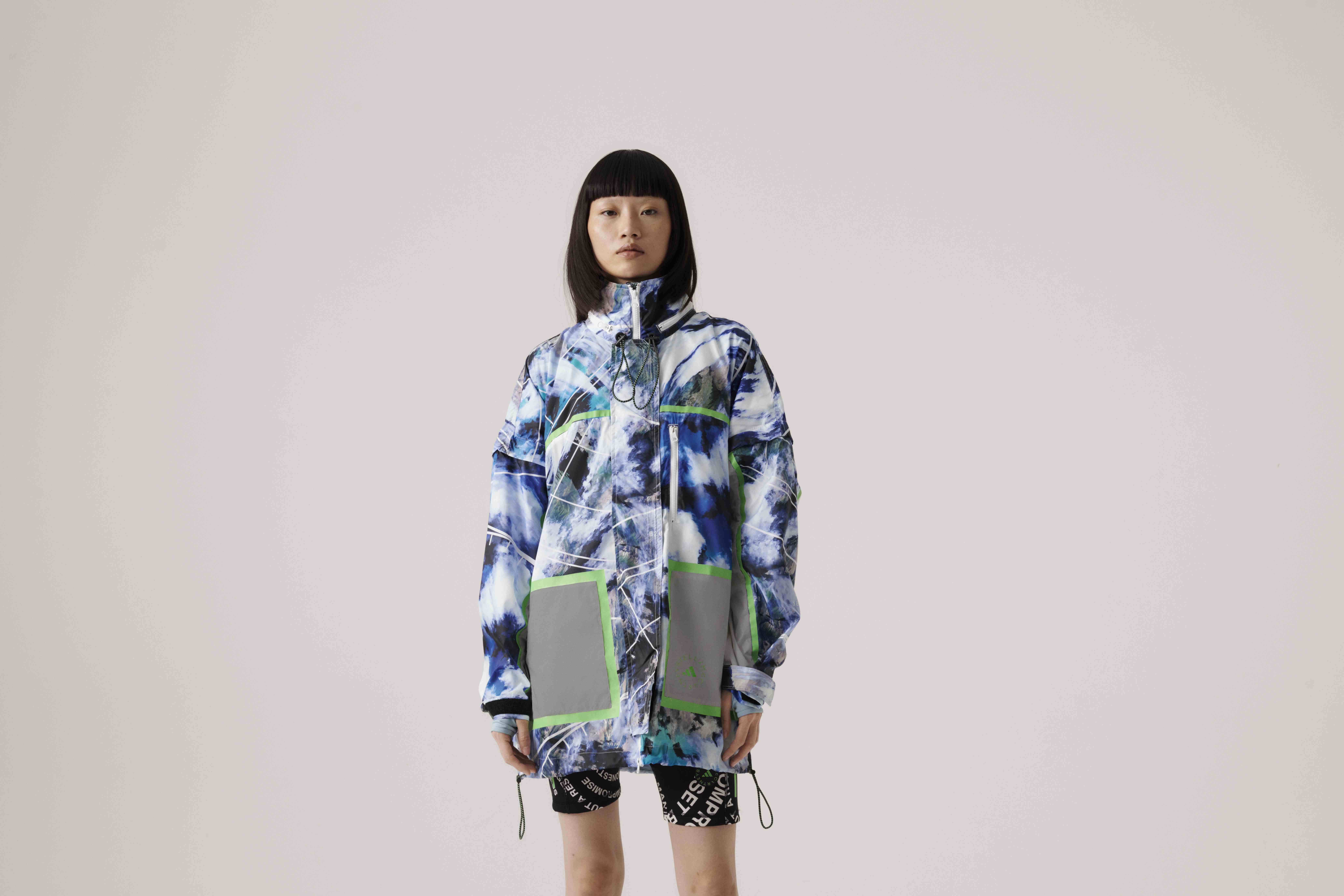 3. adidas by Stella McCartney 2023春夏TrueNature系列大膽利用衛星圖像作為創新印花,服飾上可見大氣雲系與海洋縱橫交錯