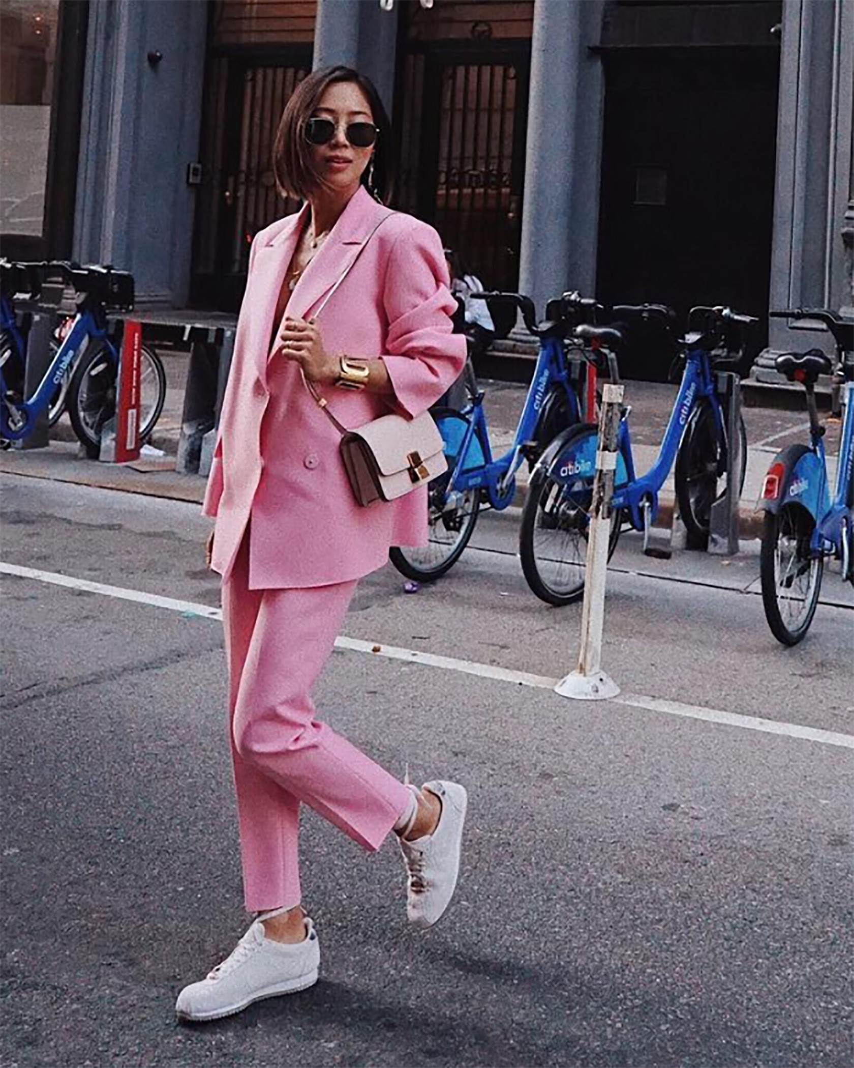 Sydne-Style-shows-the-best-fashion-week-blogger-street-style-with-aimee-song-pink-pantsuit