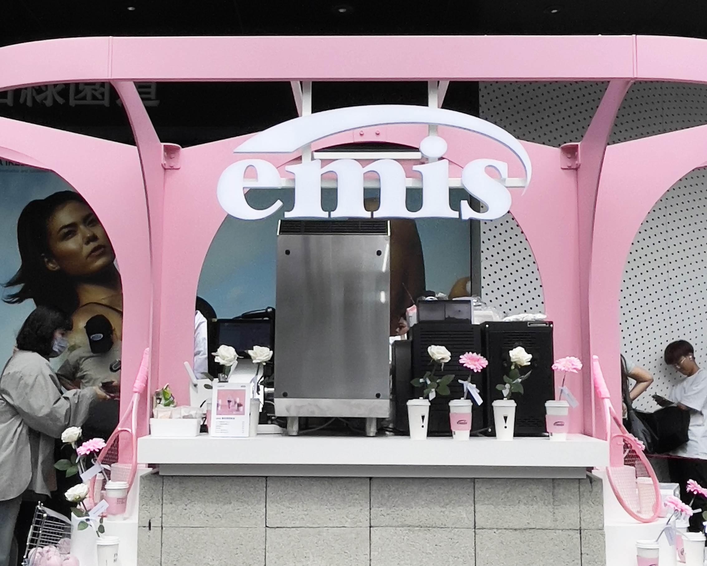 11_emis與CAFE!N硬咖啡以韓國潮流Pantone粉色系打造emis !SLAND圖/emis提供