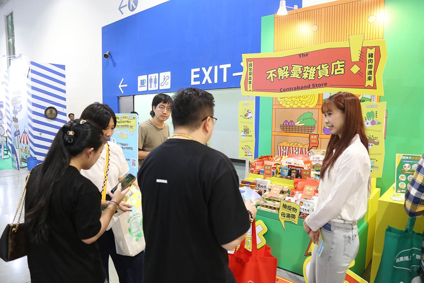 工作人員與民眾宣導、互動。（圖／農業部動植物防疫檢疫署提供）