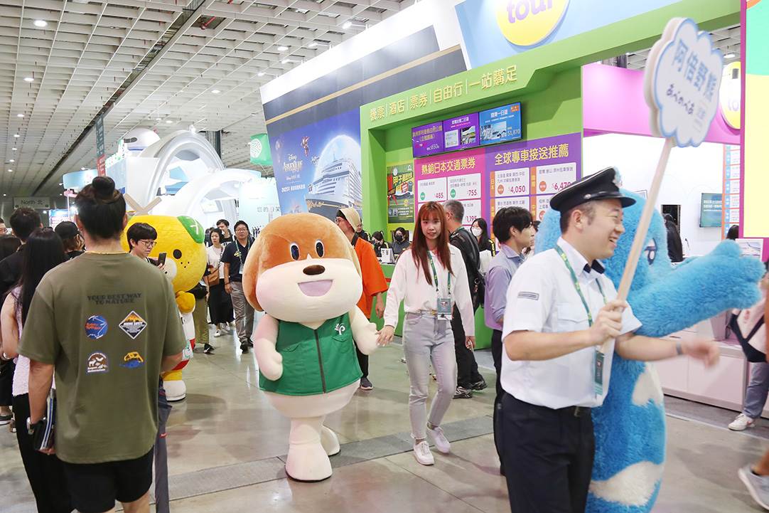 防檢署吉祥物貝果也現身旅展與民眾近距離互動。（圖／農業部動植物防疫檢疫署提供）