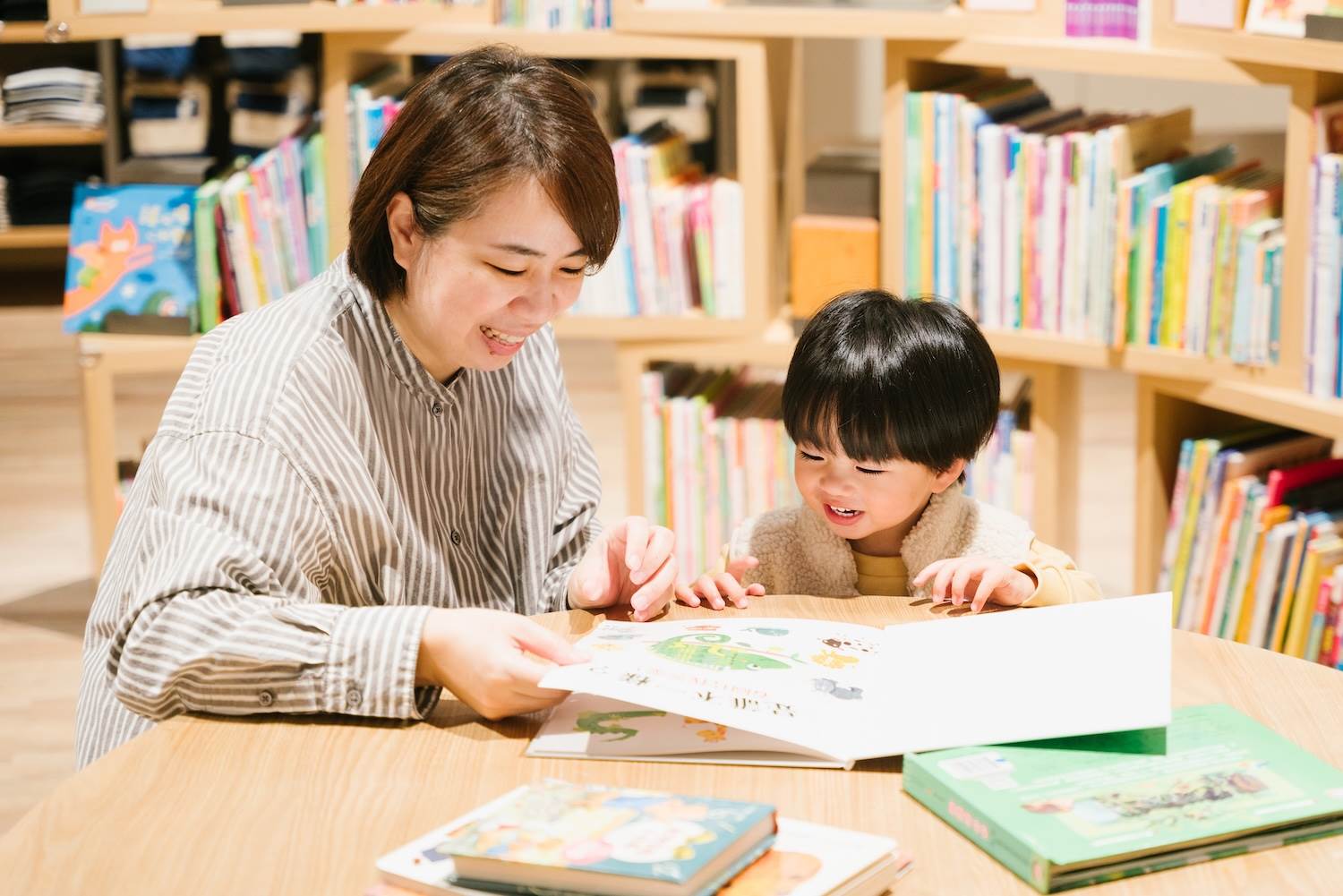 為強化「親子共樂」的概念,提供「交換繪本服務」,歡迎顧客在購物的同時,也可以將家中不再閱讀的兒童繪本帶來門市交換 (4)