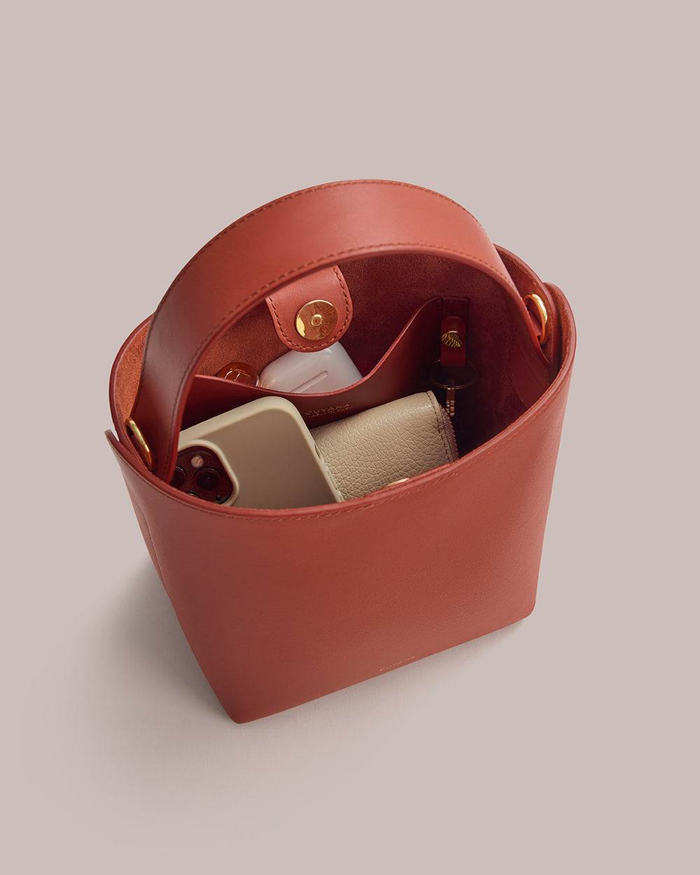 PDP_1080x1350_SU25_MiniLineaBucketBag_Rioja_5542_1000x