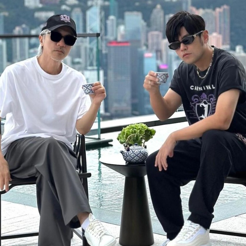 周杰倫腳踩足球對飲周星馳：我們周周倆泡出人生香甜！全網喊快合作