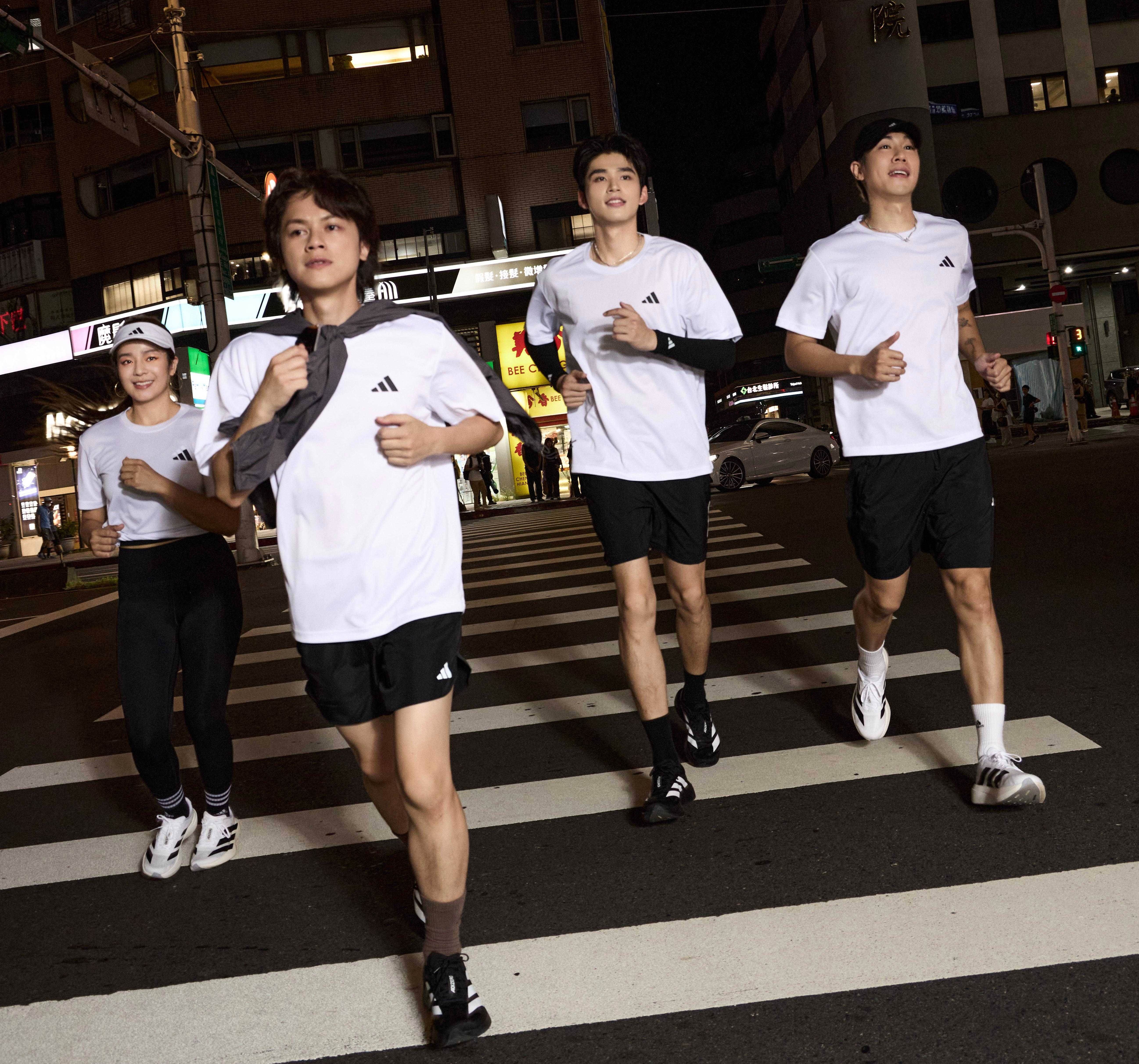 15.adidas邀請知名創作者HowHow、Peggy穿上ADIZERO EVO SL，一起在城市中奔跑。