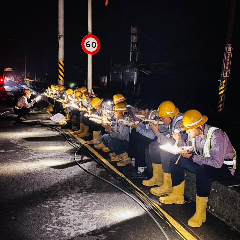 丹娜絲襲台大停電！台電人員漏夜搶修「坐路邊吃便當」，萬人感動喊：謝謝英雄