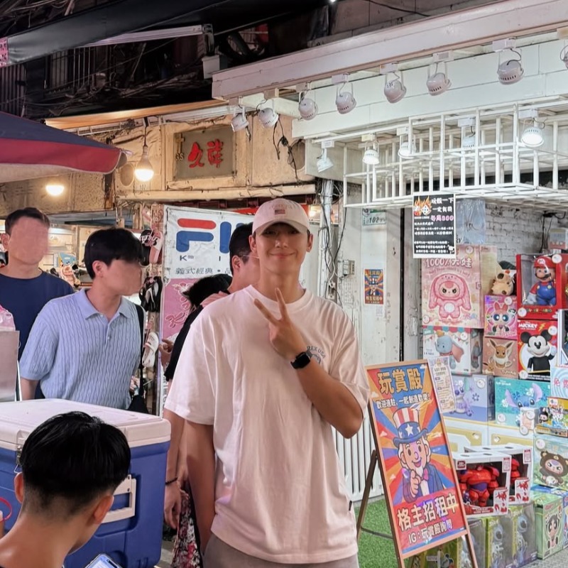 李到晛退伍首訪台灣！0偽裝現身台北街頭：101、夜市