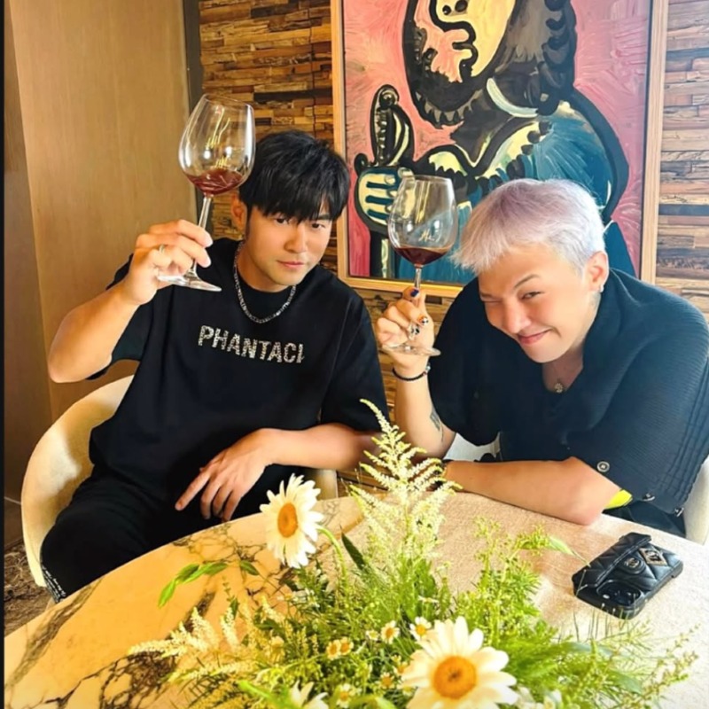 兩位永遠搶不到票的人，GD小巨蛋開唱完直奔周董家？！粉絲敲碗「合作快來」