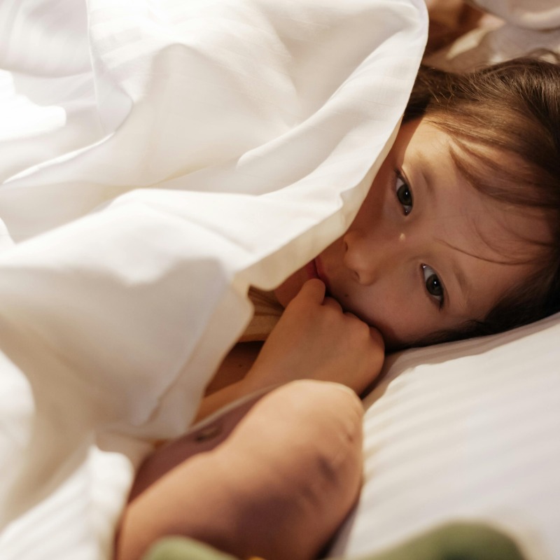 父母外出6小時「獨留3幼童在家」中暑！哭聲驚動鄰居報警，父母遭逮捕
