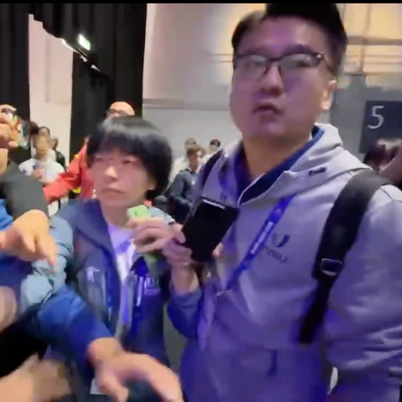 世大運銀牌頒獎突爆衝突！中國人員試圖搶奪台灣賀電，法國隊聲援「Taiwan」