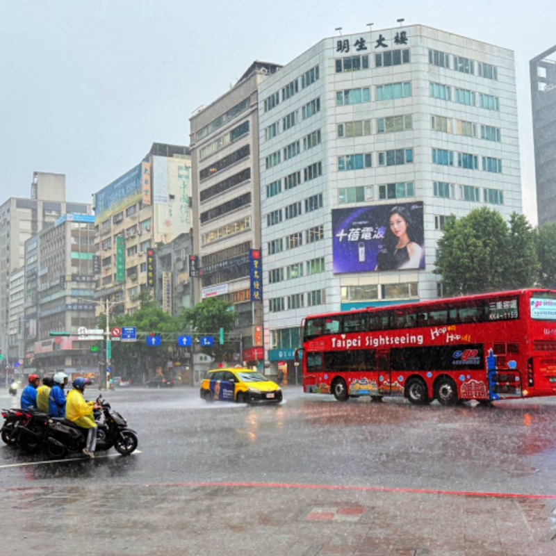 快訊／13縣市大雨特報！低壓帶襲台、北台灣高溫飆36度