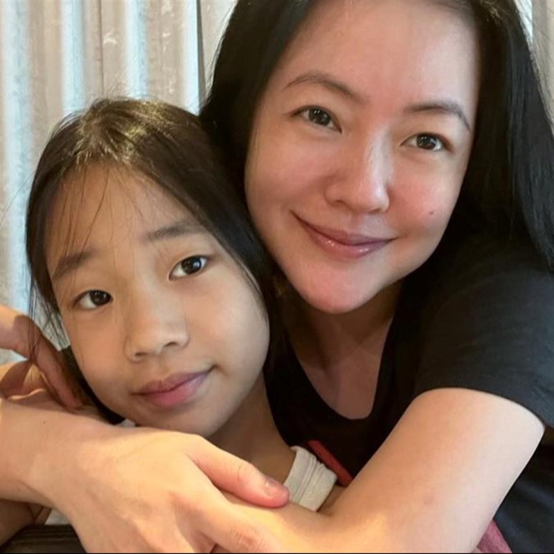 小S愛女許老三罕秀「香肩小蠻腰」！超齡穿搭網讚女大十八變
