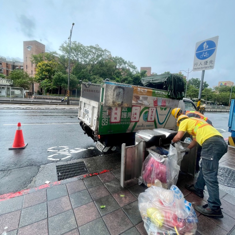 「行人專用垃圾桶」誰能丟？司機路邊丟便當盒收罰單，最高可罰6000元