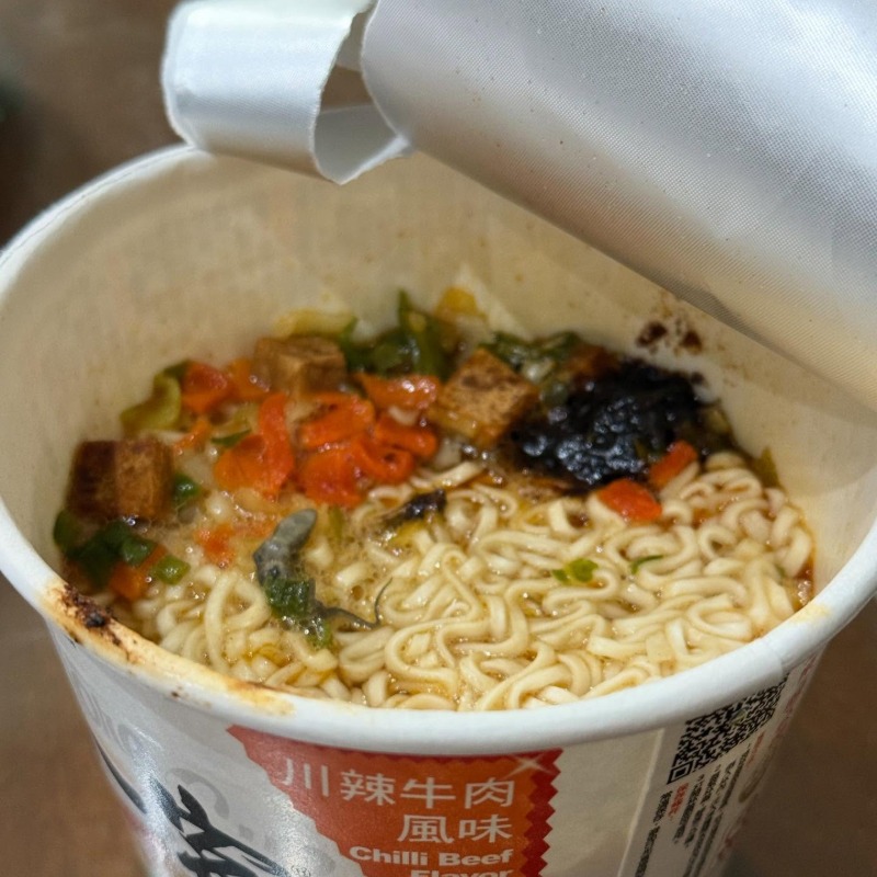 崩潰！知名泡麵驚見「壁虎屍體」！業者回應了