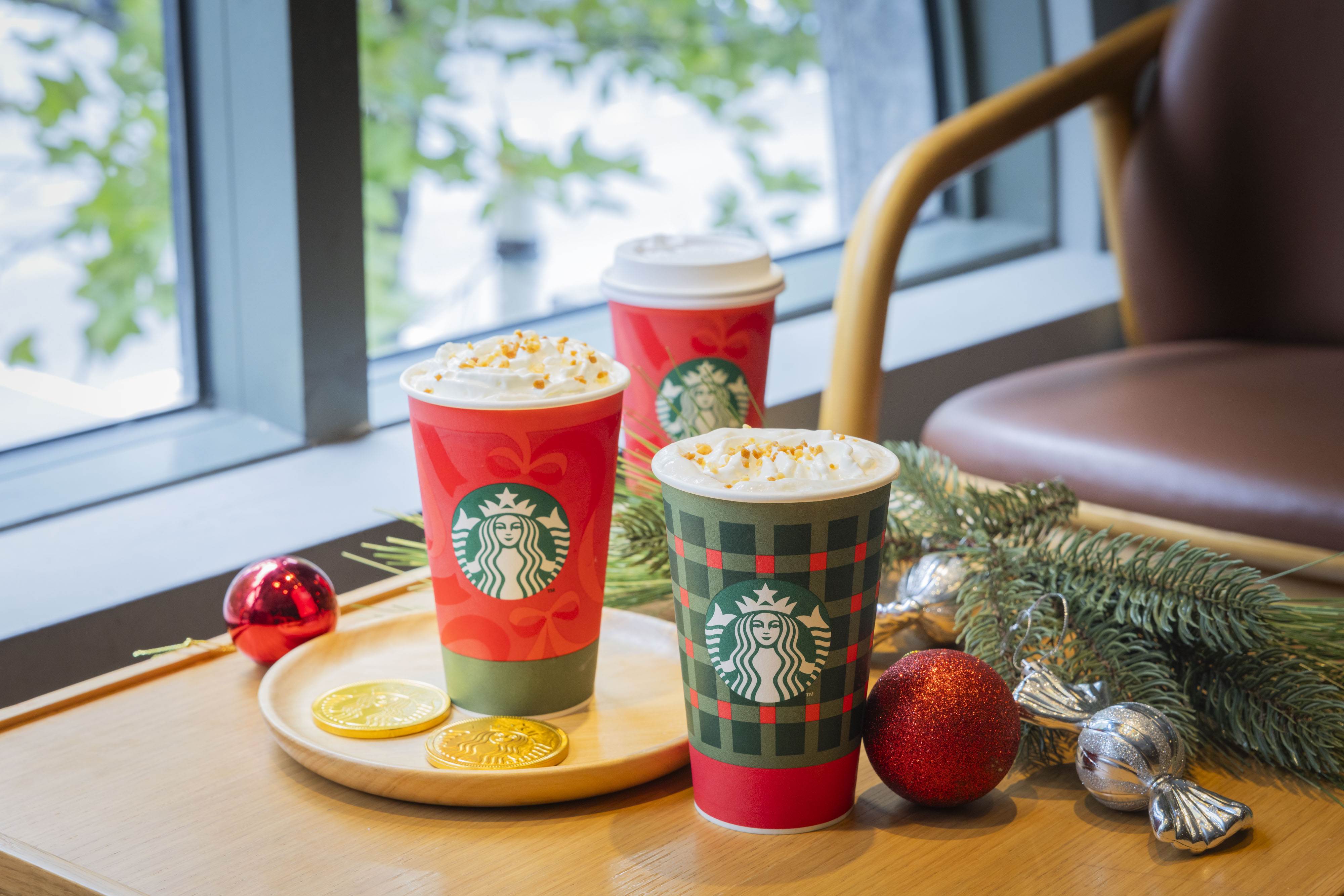 隨著太妃核果的香氣瀰漫、燈光閃耀，節慶氣氛悄然展開，星巴克冬季最受顧客喜愛──太妃核果風味那堤，將於11月5日全門市經典回歸，太妃核果風味冷萃咖啡與氮氣冷萃咖啡同步登場，讓濃郁香甜的太妃風味，喚醒一年中最幸福的回憶。2