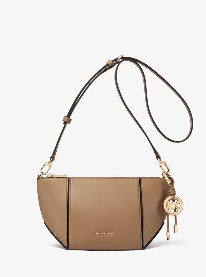 22. MICHAEL KORS秋冬新款JORDI栗棕色小型肩背包，NT$9,200