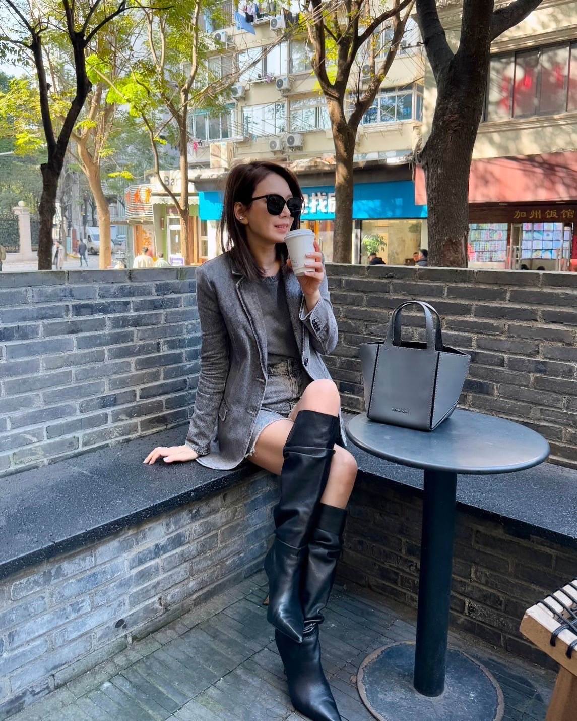 3. MELODY選用MICHAEL KORS JORDI灰色小提包妝點帥氣造型(照片取自MELODY IG)