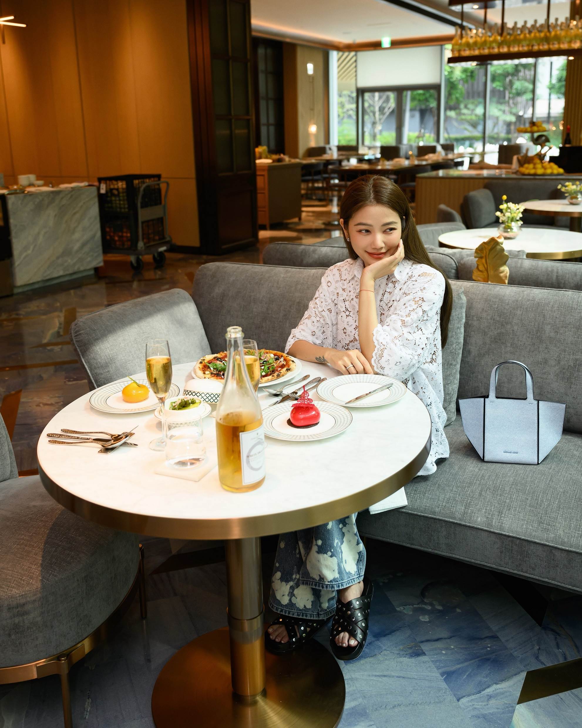 9. 許路兒選用MICHAEL KORS JORDI藍色仿丹寧面料小提包，演繹輕鬆愜意的出遊風格(照片取自許路兒IG).JPG