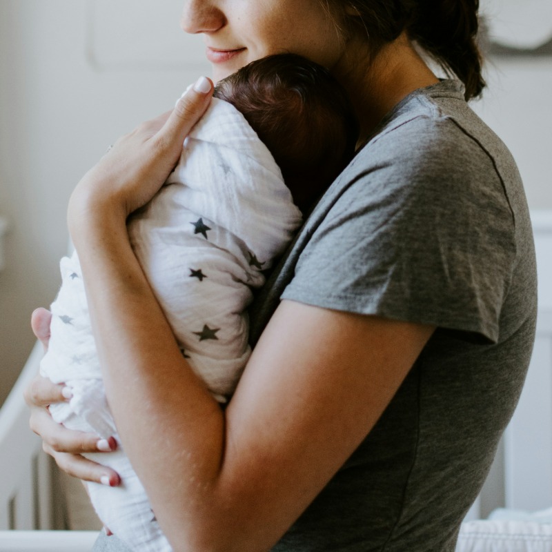 媽媽緊抱滿月嬰！「撐到最後一秒」交給婆婆才放心昏倒