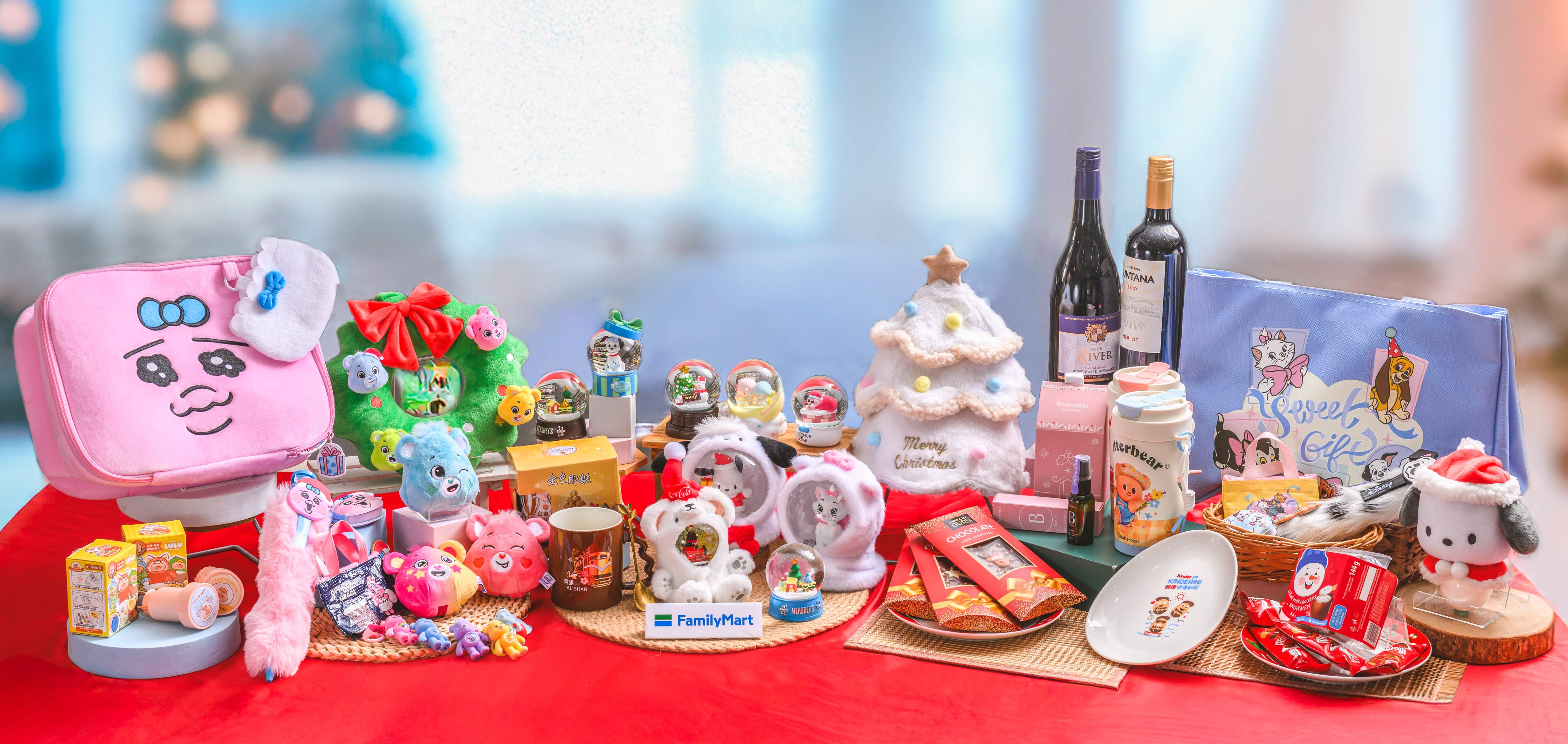 【新聞資料照02】「全家」聖誕季將1126正式登場，集結超萌水晶球、人氣 IP 福袋與多款限定玩具食飲，一次滿足交換禮物、收藏與節慶佈置需求，為年末節慶把氣氛與可愛度推向最高點。