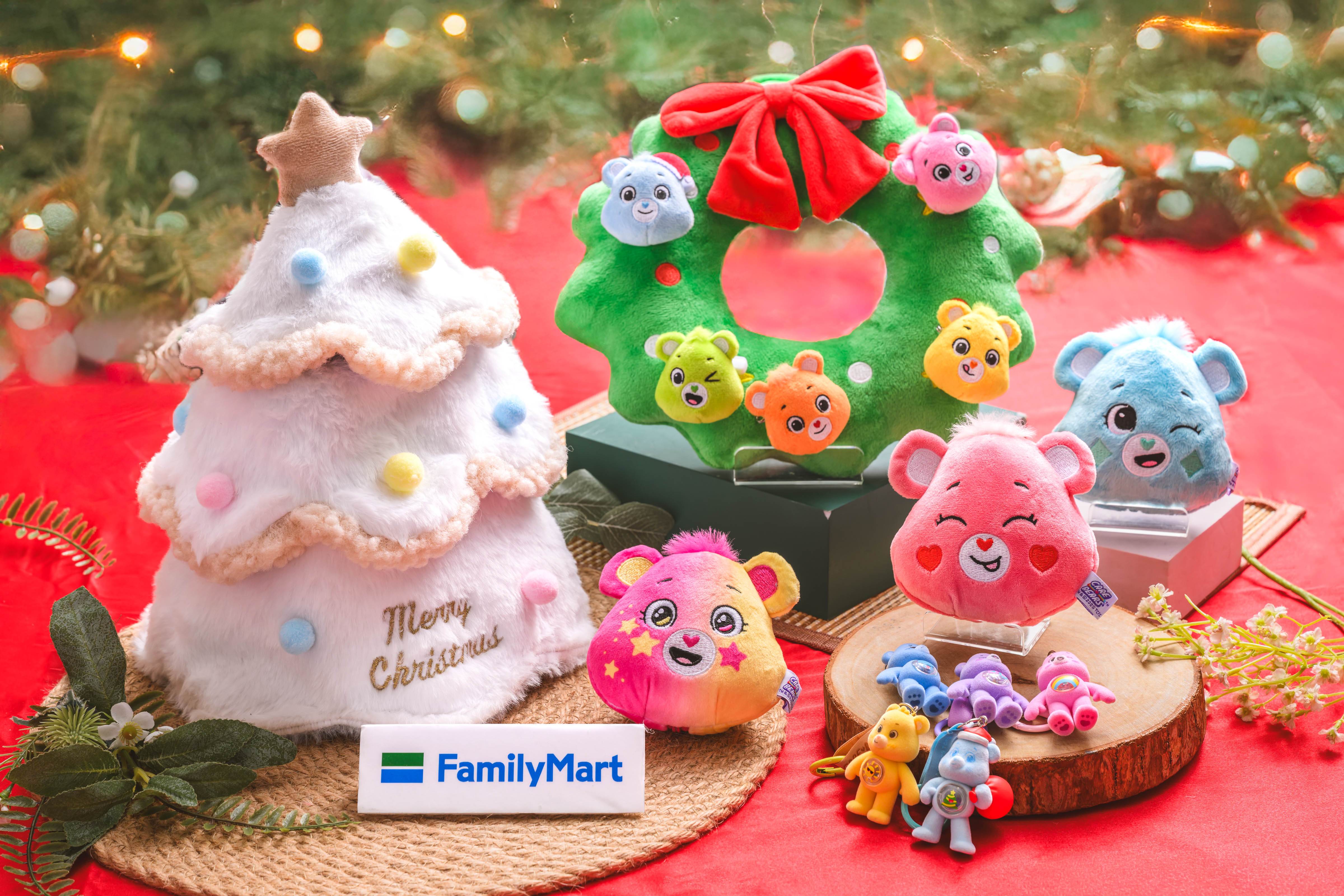 【新聞資料照05】「全家」最新療癒系冬季裝飾，推出純白雪景版「聖誕樹置物盒」299元、聖誕花圈249元，並可搭配Care Bears™聖誕別針（每款79元，共6款）創造專屬聖誕風景。同步推出Care Bears冬日暖心時光聯名活動，於11月26日至2026年01月06日，買任兩件指定商品，加價59元可換植絨公仔吊飾（5款），或加價89元換絨毛飲料提袋（3款），溫暖陪伴整個冬季。