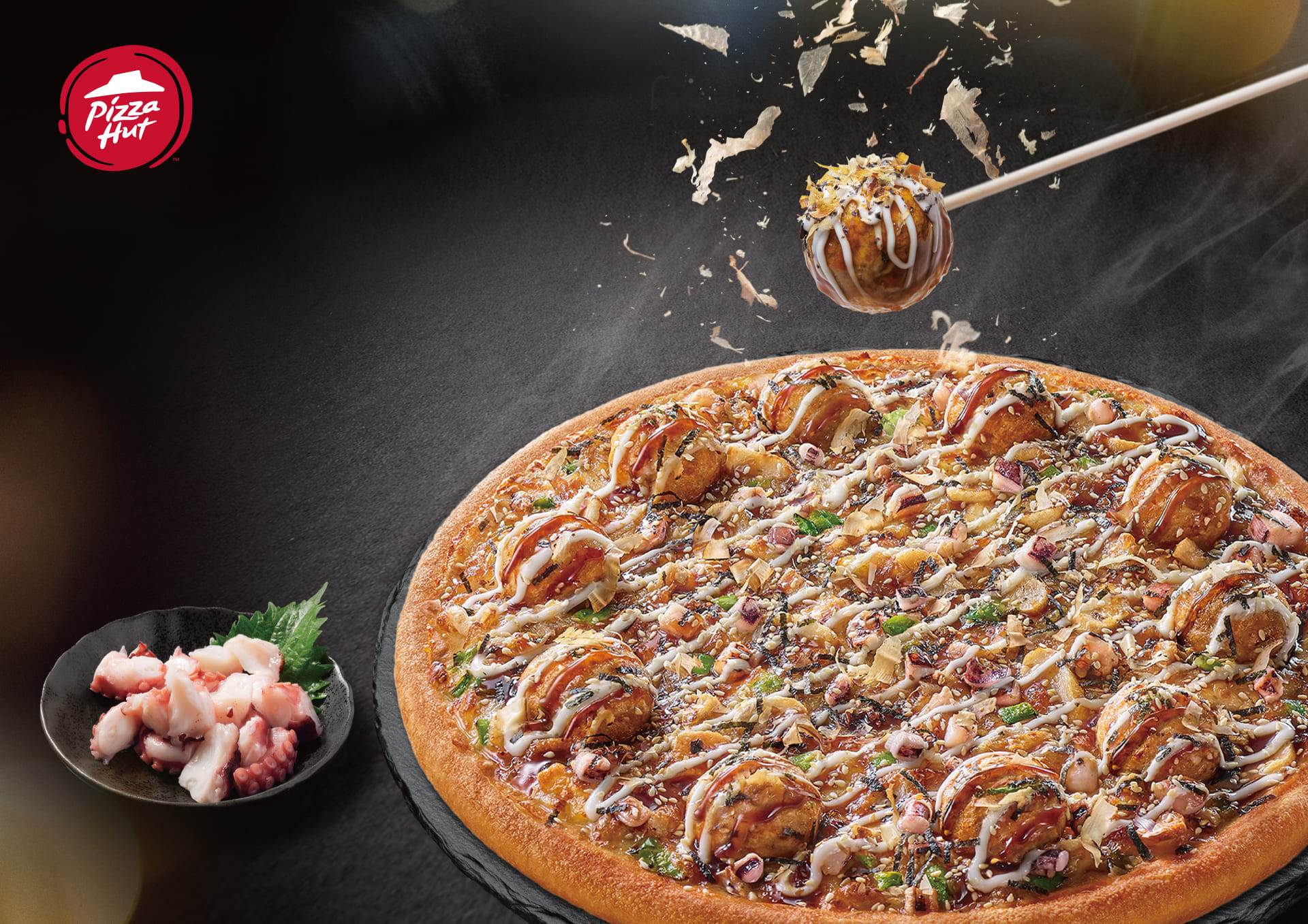 圖一：只有必勝客才能超越必勝客，首創能吃到整顆章魚燒的「丸勝日式章魚燒比薩」50家門市限時開賣！