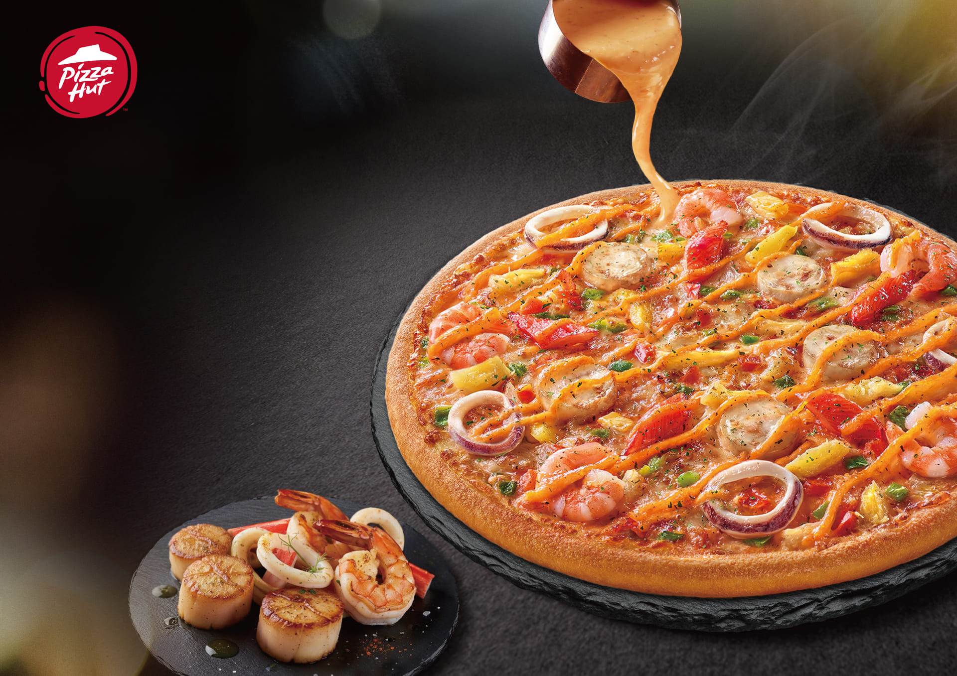 圖二：必勝客全新「千島海鮮盛宴比薩」豪邁鋪滿極選干貝、鮮嫩大蝦與Q彈魷魚圈，搭配黃金比例特製千島醬，海鮮控別錯過！