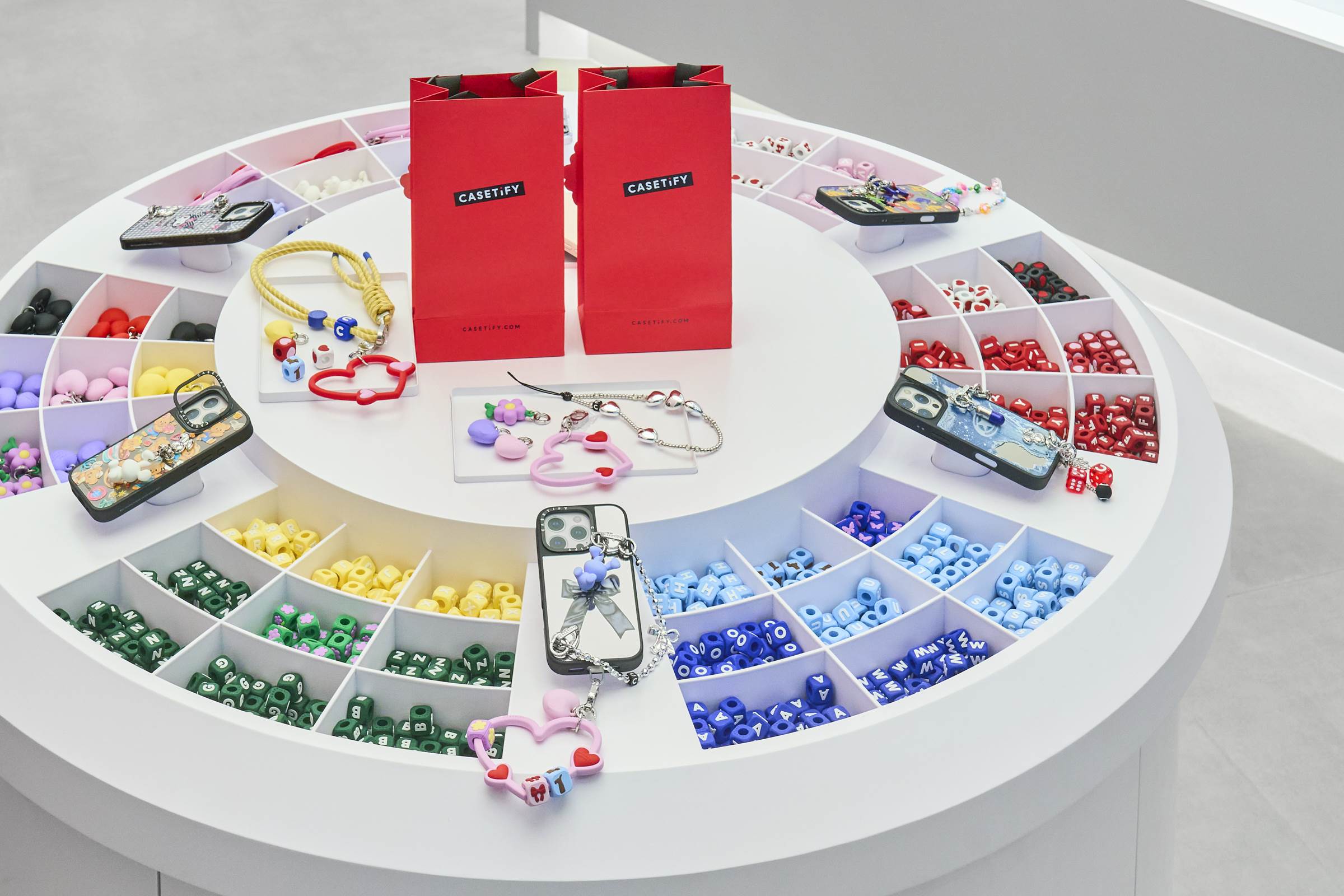 台北遠東 Garden City 門市打造客製化專屬空間，讓消費者可在此親手 DIY 手機織繩背帶或腕帶，挑選多款串珠，拼出專屬名字或英文字母 (2)