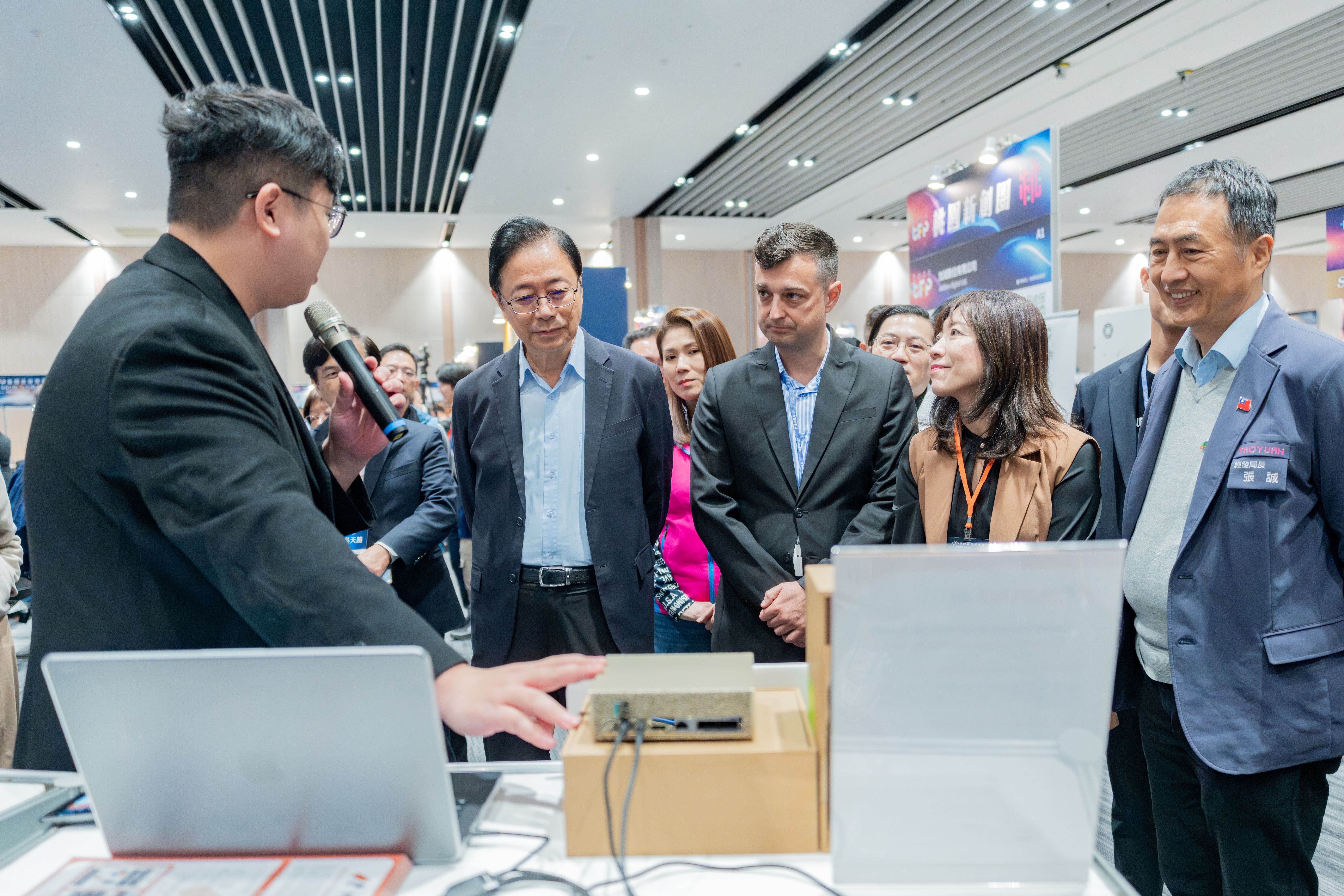 張市長參觀攤位。（圖／業者提供）