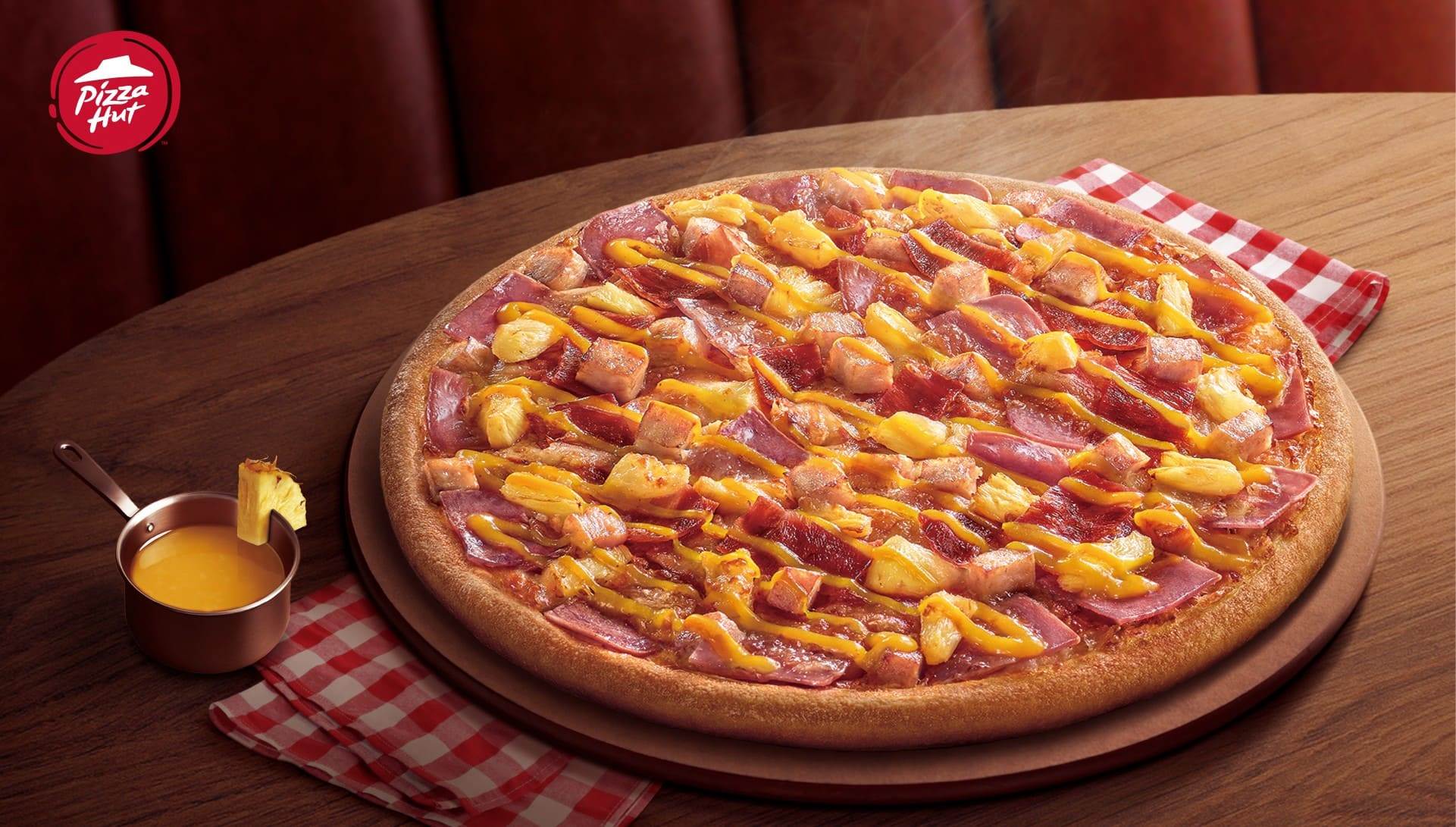 圖一：「超級夏威夷」 帶來前所未有的雙倍肉感，結合經典火腿、炙烤培根與人氣午餐肉，並以特製熱帶鳳梨淋醬讓鳳梨酸甜風味更加突出，創造出肉感與清爽兼具的平衡，讓人欲罷不能！