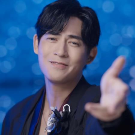 為什麼歌手唱歌要「抓空氣」？專家給解答：這是很專業的舞台表演