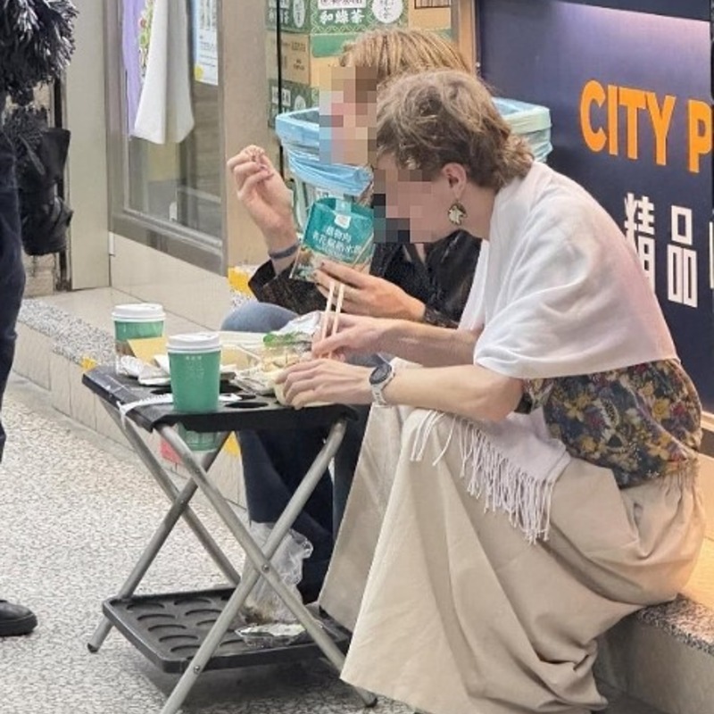 生活智慧王？外國客坐超商門口「傘架當餐桌」，優雅用餐畫面讓兩派戰翻