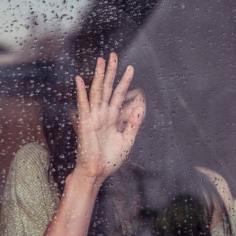 打電話求救「前男友要殺我！」警方這原因20小時才到，34歲女慘死家中