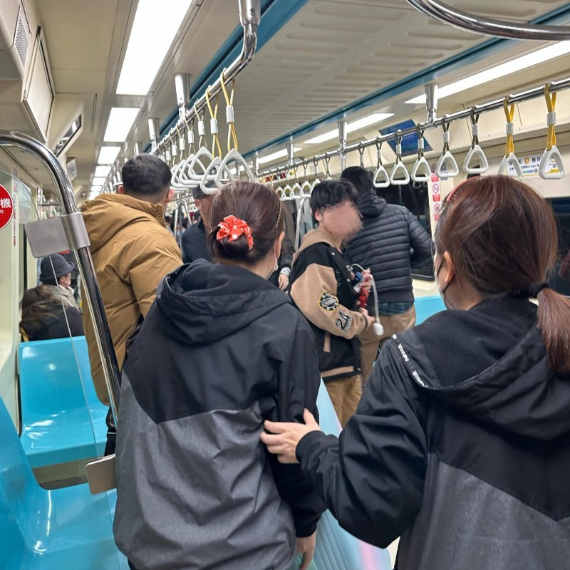 男子北門站拿傘狂敲！乘客大奔逃像屍速列車，目擊者跌倒「被踢到全身紅腫」第一視角曝光