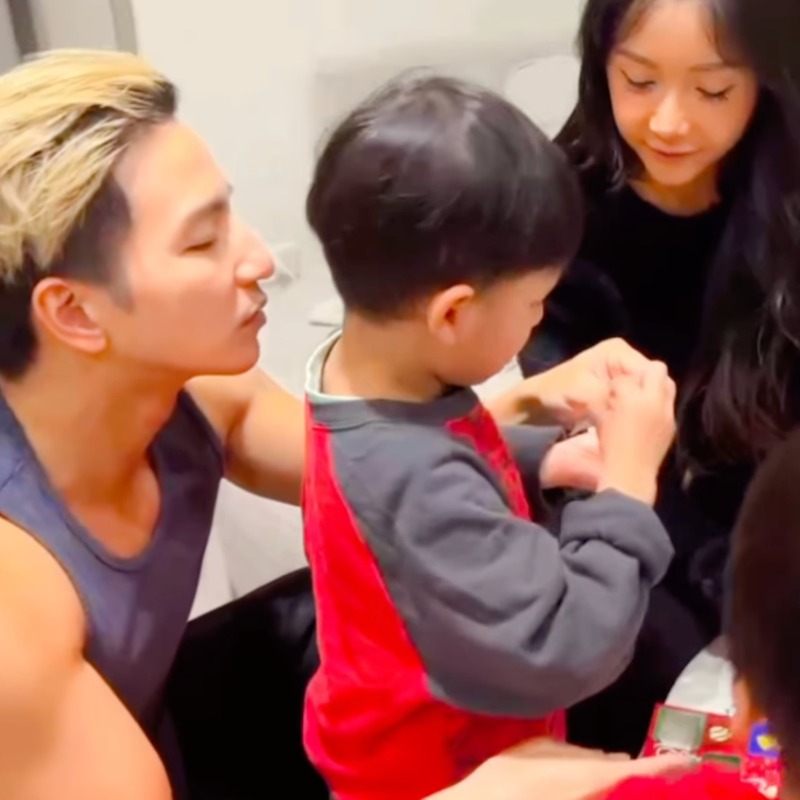 小煜與言言聖誕節同框育兒！正面回應離婚近況：「我們依然是爸媽」