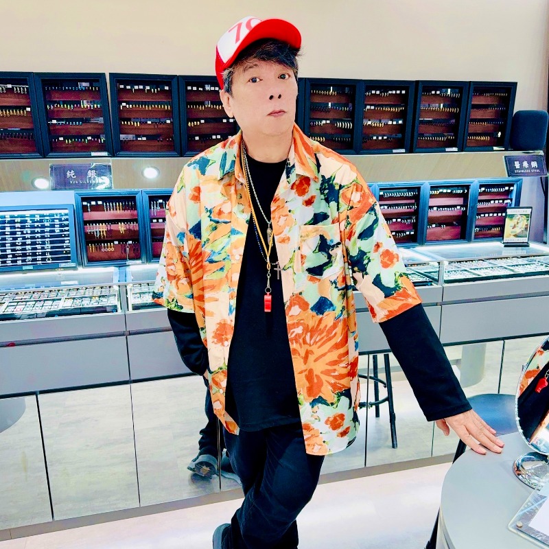 曹西平闖蕩娛樂圈40年！愛吹哨子由來，被他罵「醜八怪」的人都會紅