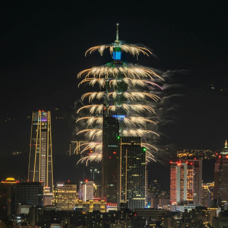 全球跨年都在做什麼？吃葡萄、摔盤子、進墓園..世界各國奇怪習俗一次看！