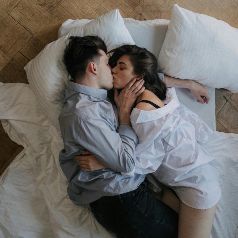 「太持久」成煩惱？女激戰男友「15分鐘」喊累想停，掀兩派網友熱議