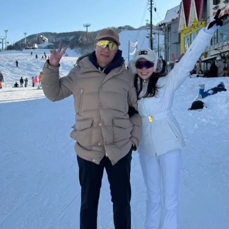 曾馨瑩跨年閃照連發！郭台銘白髮蒼蒼現況曝光，網見這件事放心了