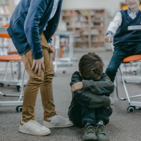 解析霸凌者的「服從性測試」手段！這些小要求其實就是操控手段