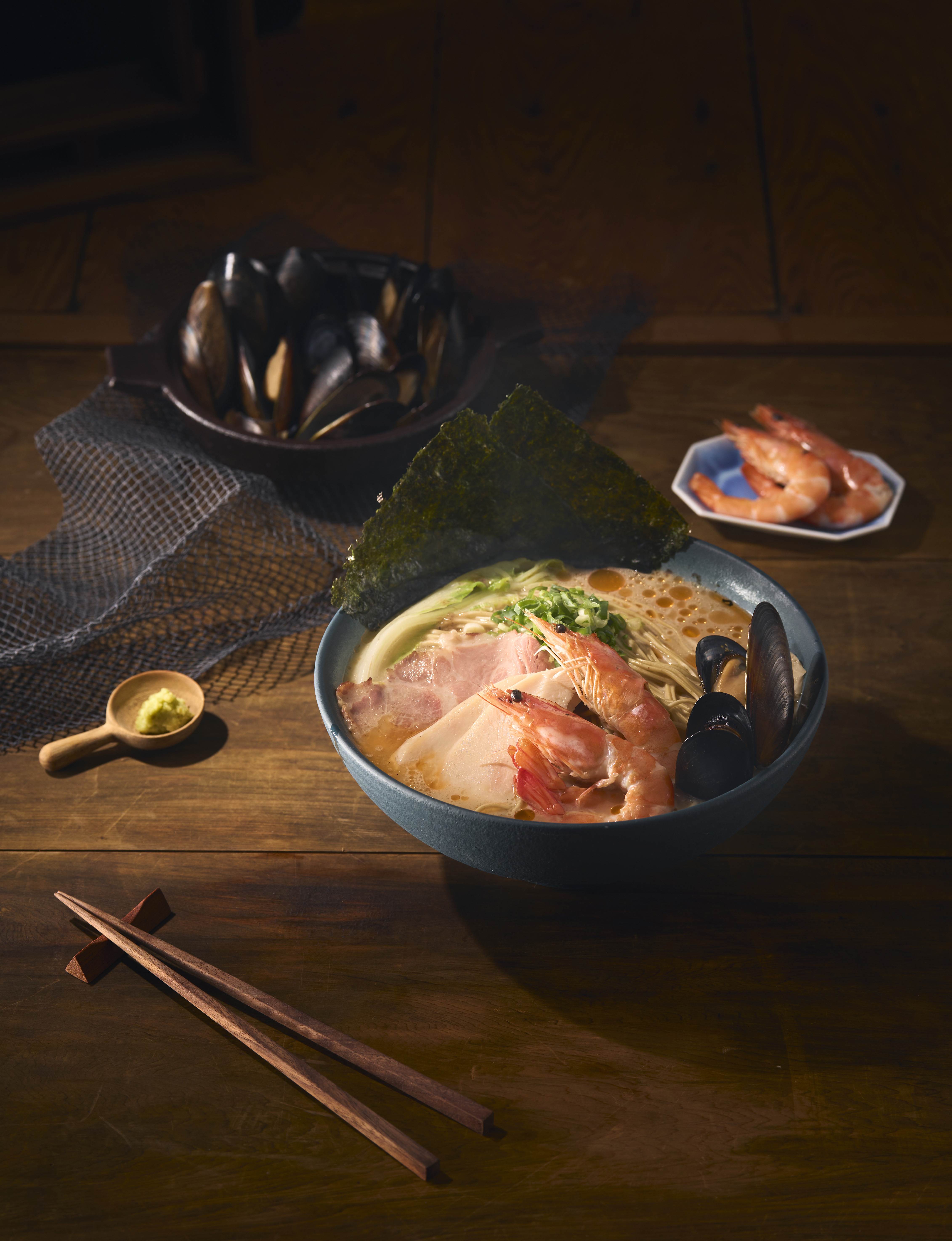 【圖：台中港店限定「山葵海老雞豚拉麵」在經典雞豚拉麵中加入特選山葵，細膩展現山葵香氣，微辣不嗆鼻，配上鮮香白蝦與淡菜，打造一趟唇齒留香的味覺之旅。】