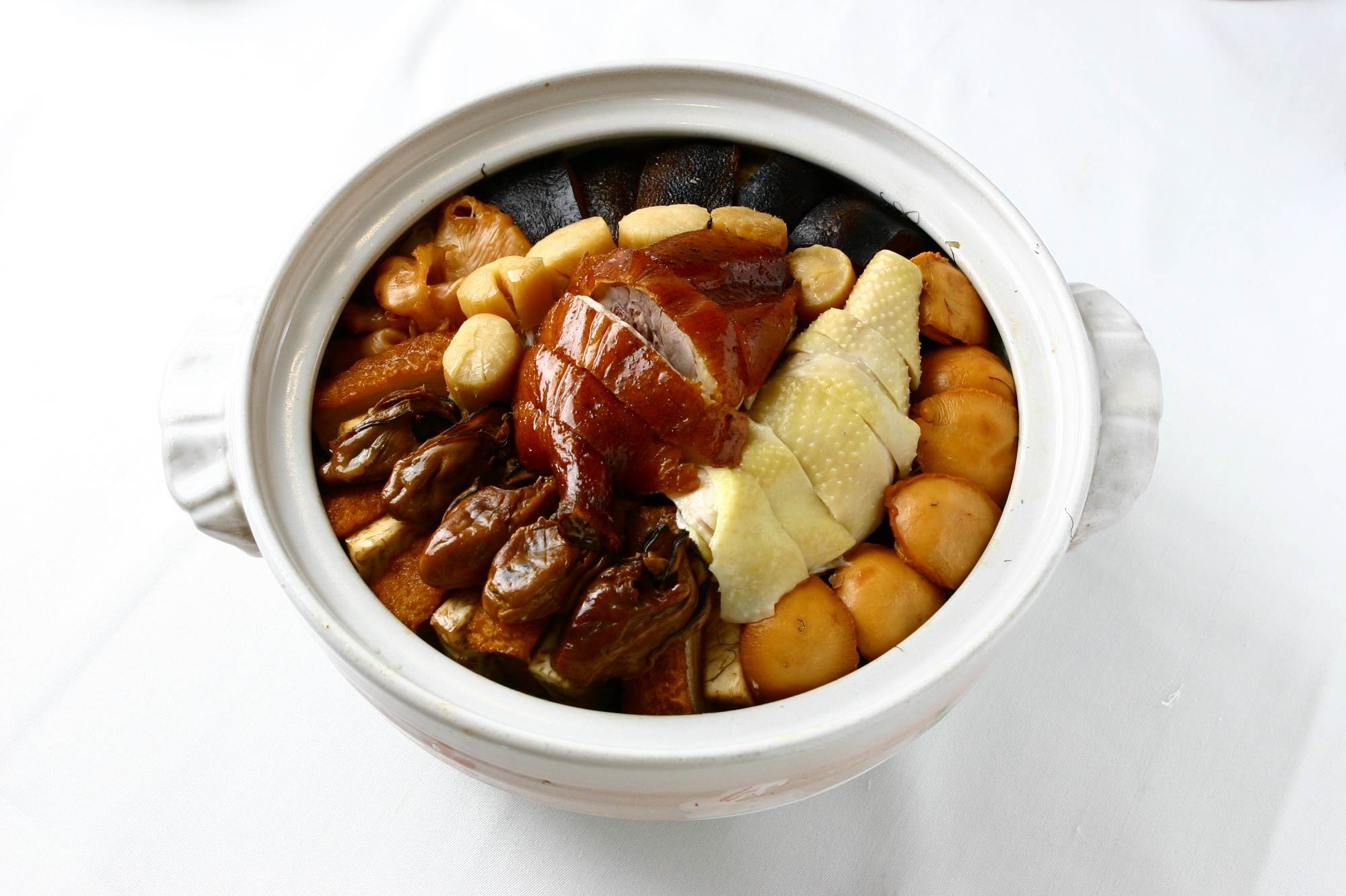 香港特有新年開運佳餚「盆菜」，象徵闔家團圓、豐衣足食