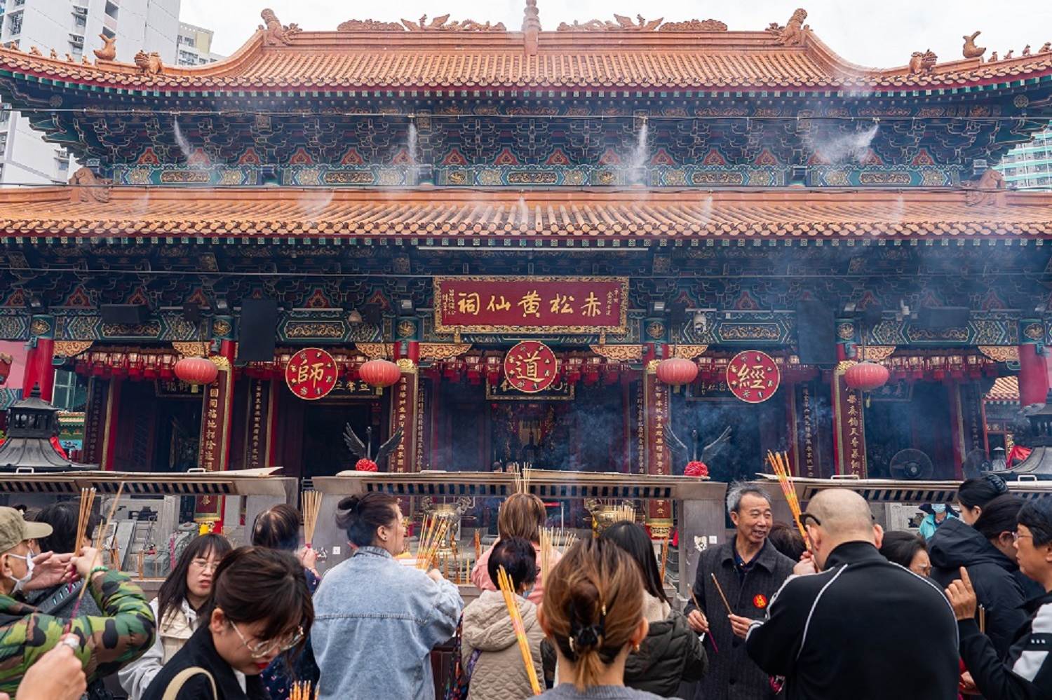 黃大仙祠是香港最著名的求籤場所之一，信徒前來祈求新年平安順利