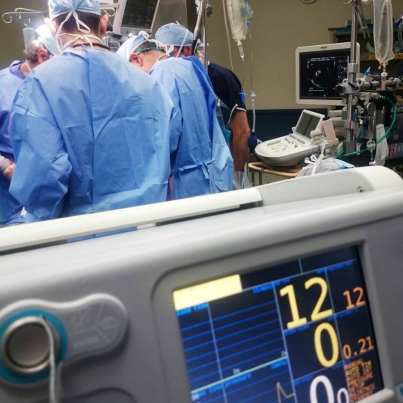 腹脹噁心以為是腸胃炎！他掛急診「虛弱吐3字」，醫急做檢查：要住ICU