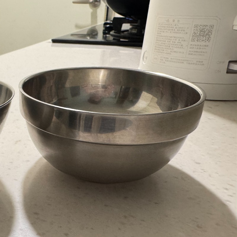 以為防燙又安全？她用不鏽鋼碗裝熱油，下一秒直接炸裂毀容！