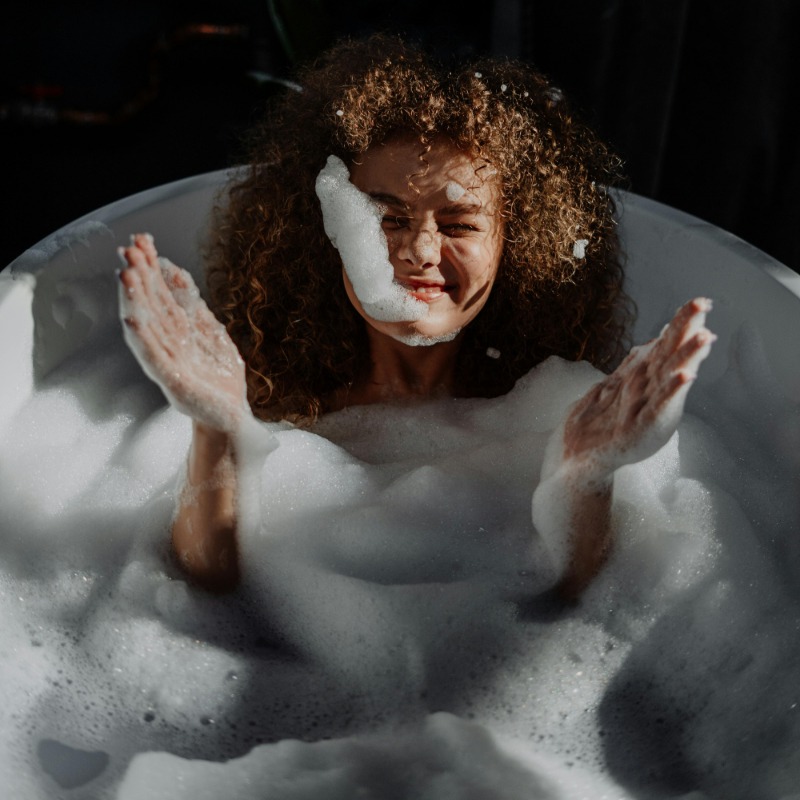 冬天泡澡不一定爽！內行狂推「廁所裝１設備」：暖到可以躺地板