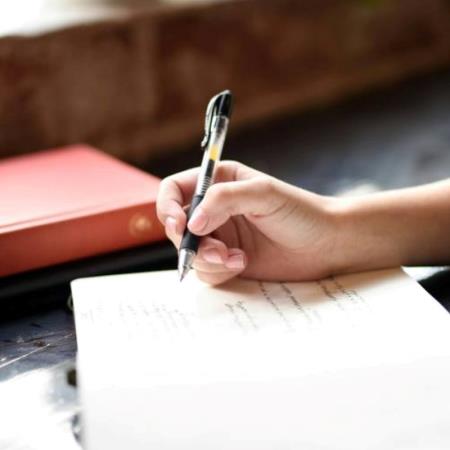 筆界CP值之王是它！便宜耐用又好寫「用過回不去」，文具店店員也認證