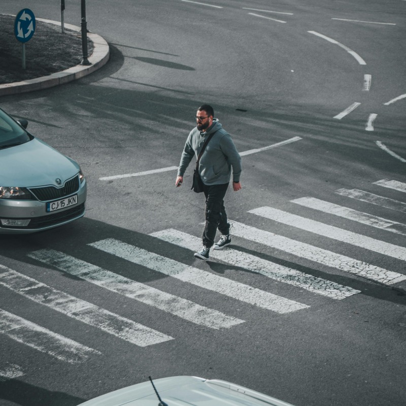 過馬路看到「多三條白直線」？實際用途交通部曝光，網喊：超暖心