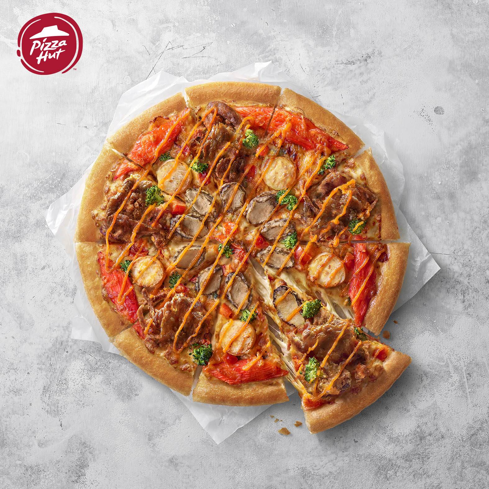 圖1：必勝客延續往年春節頂級海鮮比薩的熱銷口碑，今年精心研發，升級推出「金皇軟殼_